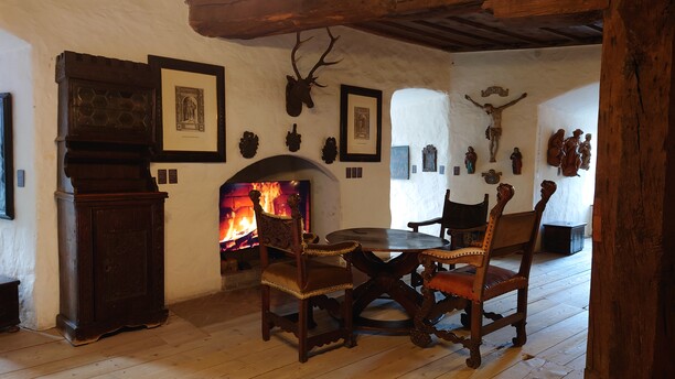 Zugig, kalt, dunkel - spüren Sie es? Die Burg im Winter